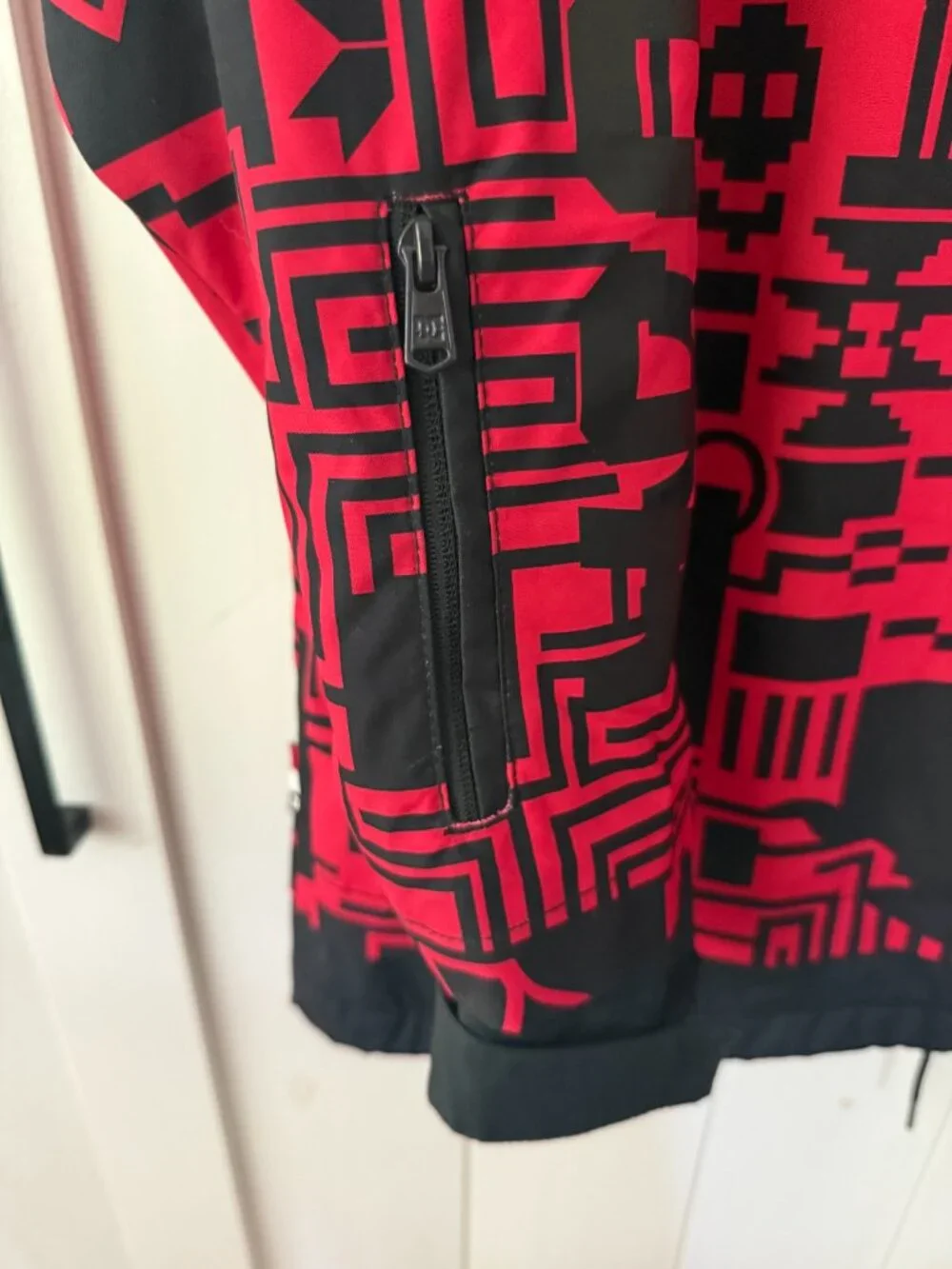 Men's Medium DC Red and Black Graphic Snowboard Jacket